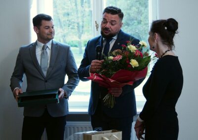 Wójt Gminy Świerklaniec i Przewodniczący Rady gminy składają życzenia i kwiaty na ręce Dyrektor Centrum.